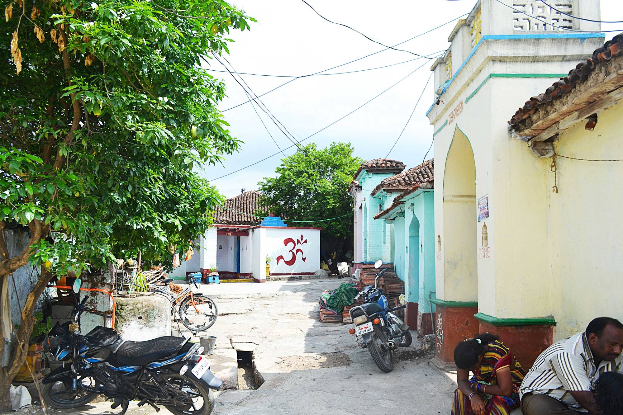Houses that do not open onto the street but onto smaller open common spaces.